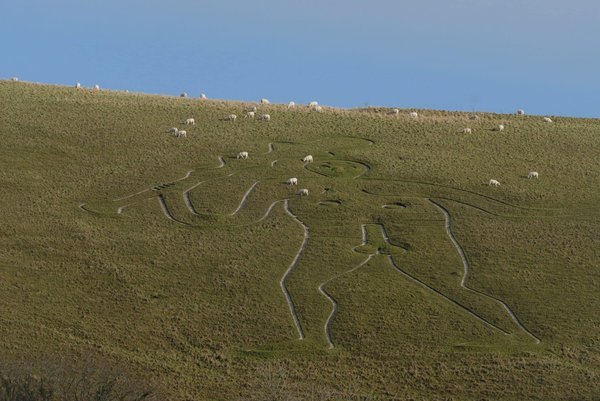 Quelle routine de soins pour réduire l'apparence des cernes foncés sous les yeux?